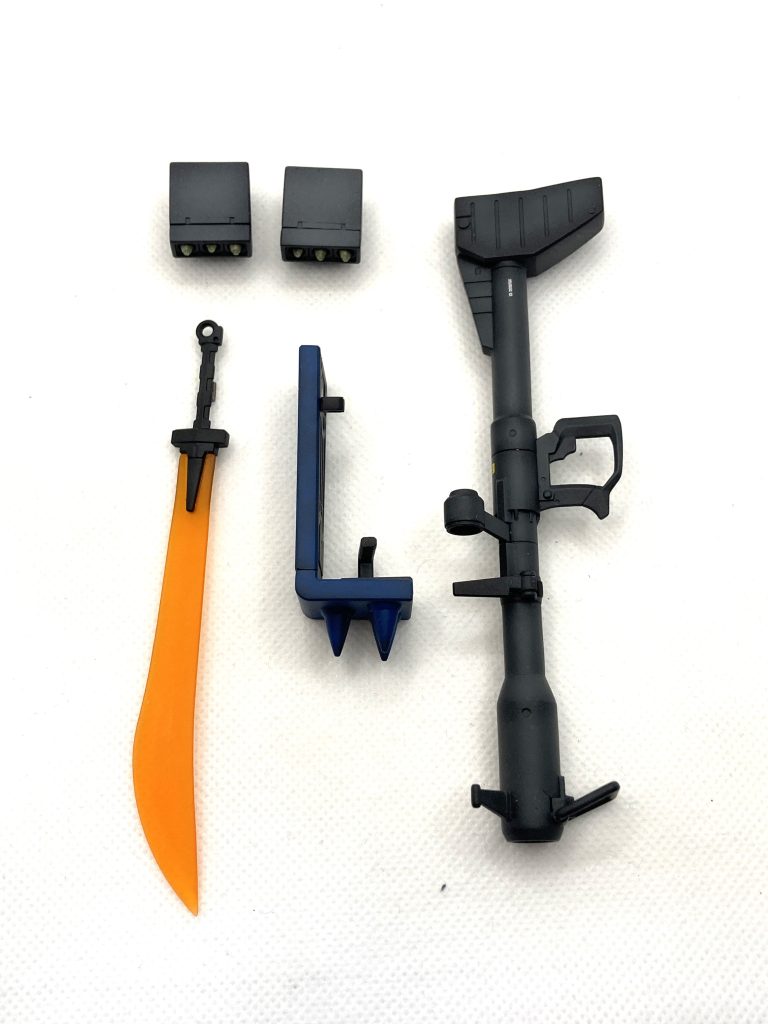 特徴的なジャイアントバスはドㇺから拝借大きなバルカン指の持ち手が大きくてジャイアントバズのフレームに入れるのが大変でしたヒートサーベルとシールドも合わせて作成しています脚部のミサイルだけでは空中からの遠距離攻撃が弱いと考え、腰装着のロケットランチャーを作りました