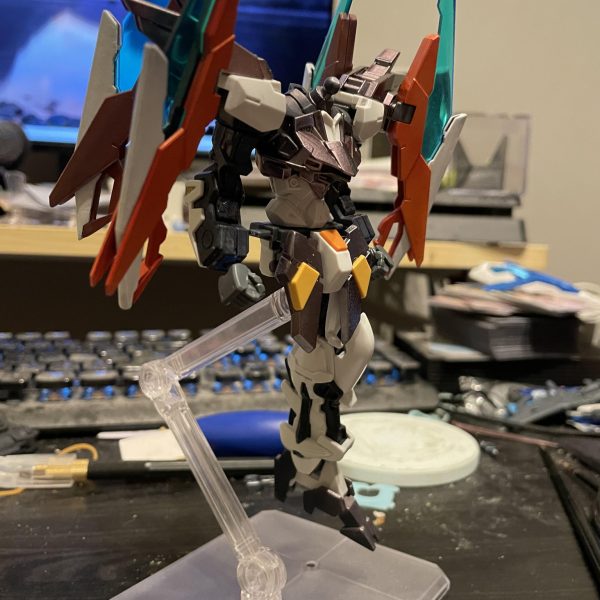 ガンダム本体のあらかたの塗装は終わりました。武器等の塗装はまだ先になる予定です。腰の武器はマルコシアスの物を装備させています。（3枚目）