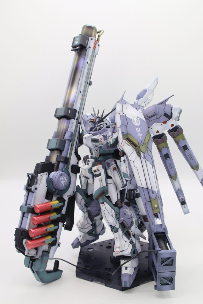 威圧的に、ダークに、兵器的に…しかしながら主人公機としてのヒロイックさも残す…決して派手ではないですが、まとまりの良い、テーマに沿った出来栄えだと思います。