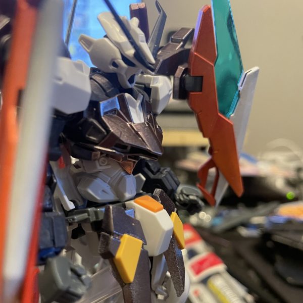 ガンダム本体のあらかたの塗装は終わりました。武器等の塗装はまだ先になる予定です。腰の武器はマルコシアスの物を装備させています。（1枚目）