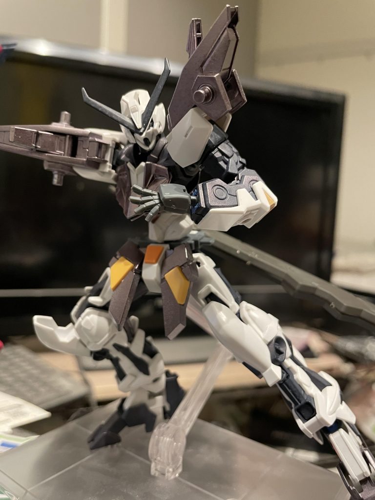 見た目が細いシルエットになってしまうので肩にAGE2マグナムを使用して細くなりすぎないようにしています。