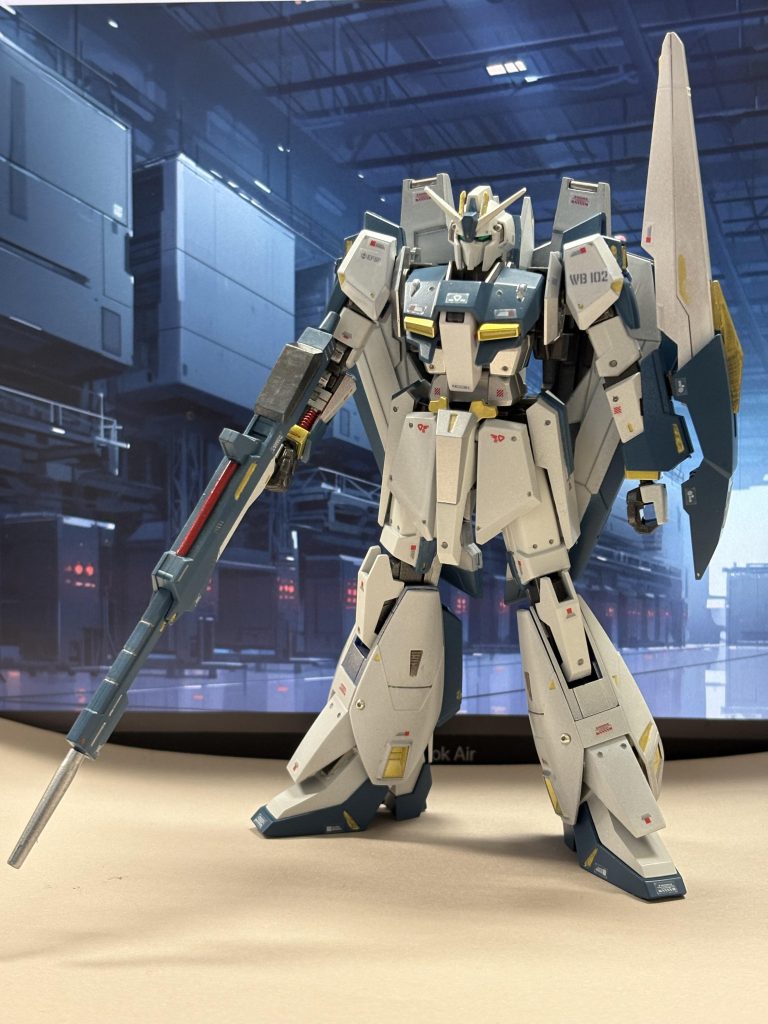 ホワイトとグランプリホワイト、シルバー、ミディアムブルー、銀下地のクリアーイエローがメイン塗装です。部分塗装は筆塗り(メタリックレッド)とかホビーマーカーです。装甲板切り欠き、穴あけ、ビーズ埋めなどの情報量追加をしています。なおデカールはRG GUNDAM2.0のリアリスティックデカールのあまりのみで構成しています。なので連邦軍だったりWB所属だったりはご愛嬌。