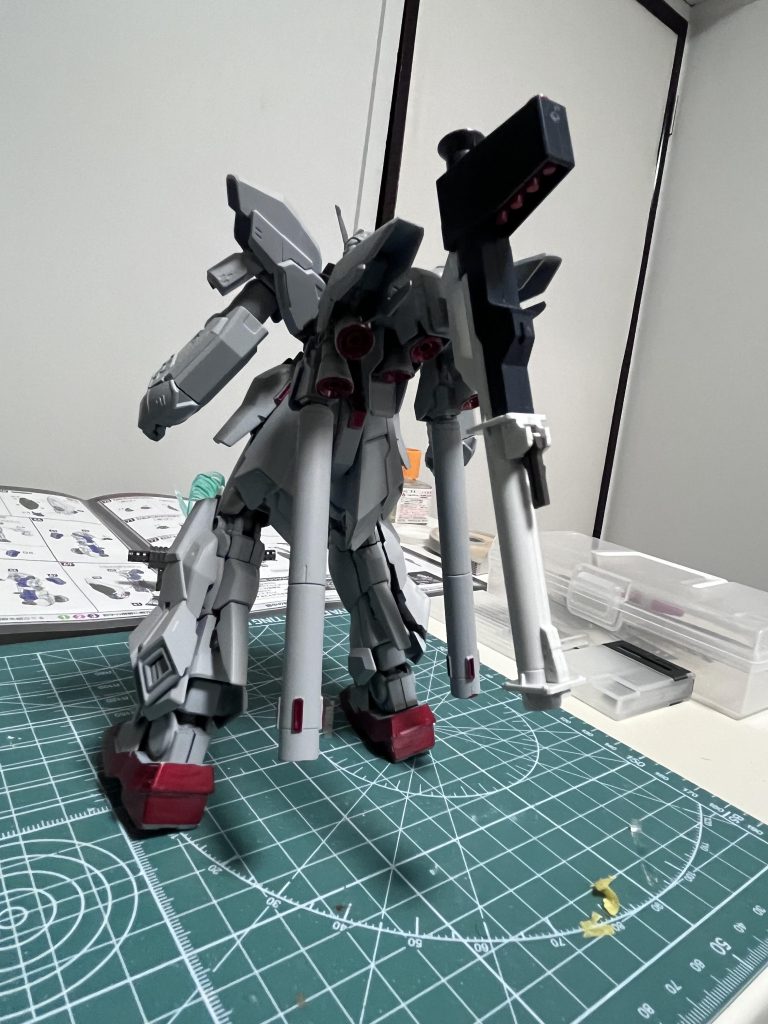 バックパックにはHGνガンダムのバズーカを取り付けられるように改造しました。少し重いので、バランスが取りにくくなります。