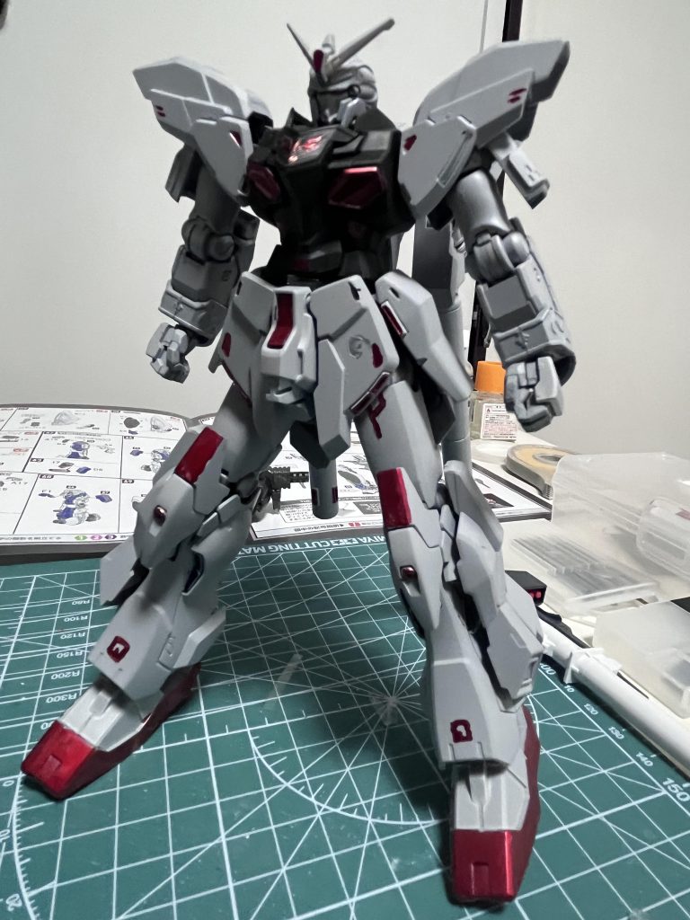 筋彫りを各所に掘り、ガンダムワインレッドによる部分塗装を施しています。