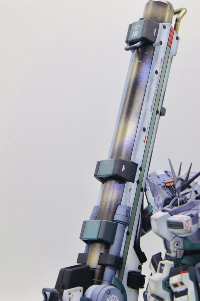 砲身はマフラーの焼き色のようなイメージでグラデーションを。ここも艶ありのクリアーで仕上げ。