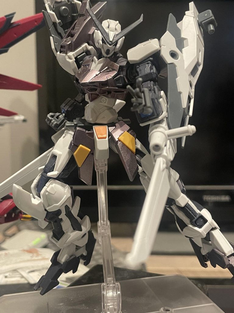 トンファー型の武器を腕先に装備し肩側面に大型盾を有し拳をメインに闘うスタイルです。トンファーにはビーム口があるため至近距離での撃ち合いも可能です。