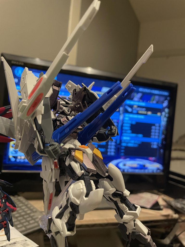 こちらは宙間戦闘用になります。上記のレールガンを肩に配置し、王道の腰レールガンを背面からマウントしました。