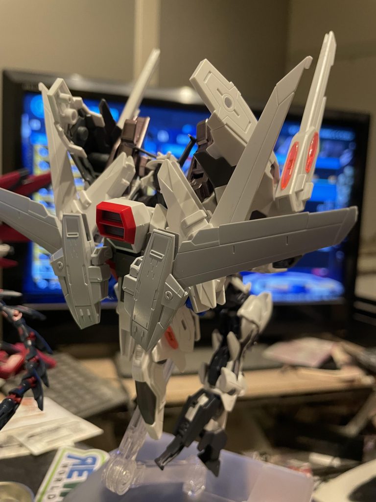 バックパックは2機のサポートメカを背面上部と下部に3mm軸があるためずれることなくマウントすることが可能です。