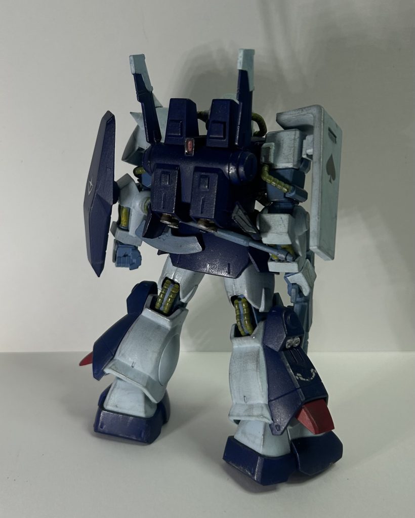 バックショット。腰にヒートホークを懸架。……よう見りゃバックパックのバーニア横の右の整流板(?)が開いている……。 と言う事は、最初の方で写真撮ってそこをイジった覚えはないから全部の写真で開いているな、これは……。まぁ、気が向いたら写真は差し替えます。