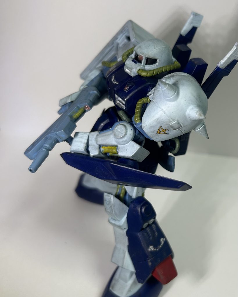 武装については、ビームライフル装備をチョイス。理由はグリプス戦役=ビーム兵器の独壇場と勝手に解釈している為、実弾兵器であるザクマシンガン改では力不足であろうから。まぁ実際の所、キット自身にビームサーベルが付いてない→何処から発信器を出しているか個人的に納得いかなかった→ヒートホーク装備→と言う事でビームライフル装備……と言う思考プロセスからです。