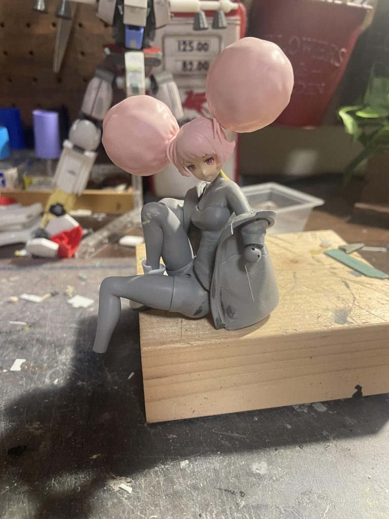 【製作1】パテを盛り→サフ吹き→チェックのサイクルを繰り返しています。最近はパテ代わりに瞬間接着材を流して硬化させるのがコスパ、タイパ共に良くて多用しています。