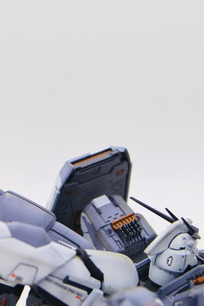 肩部のディテールアップ。筋彫りを深めに施しそこにカットしたプラ板を差し込むようにしてしいたけディテールのように。ジャンクパーツをカットして接着。