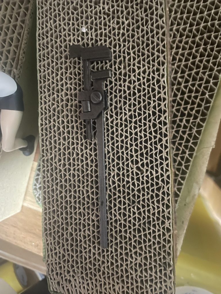 パイセンが担いでいるのはパイプレンチです。配管工で使うやつで、配管をねじ込んだりする工具。決して人を殴る物ではないです！