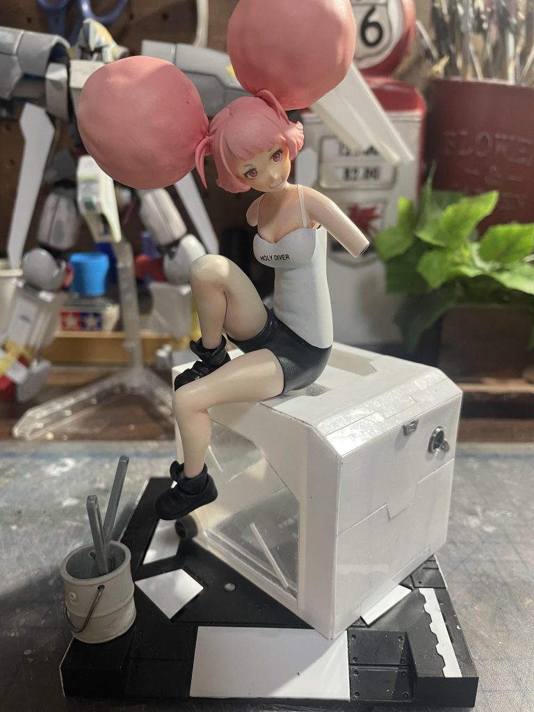 【製作2】上着を外すとこんな感じ。台座は100均で買った山田化学のアレと透明のキューブ型の箱にプラ板で味付けしています。 そろそろMSのガンプラ作りたくなってます……後ろに何かチラ見えしていますが、これも厳密にはガンプラじゃないしね。