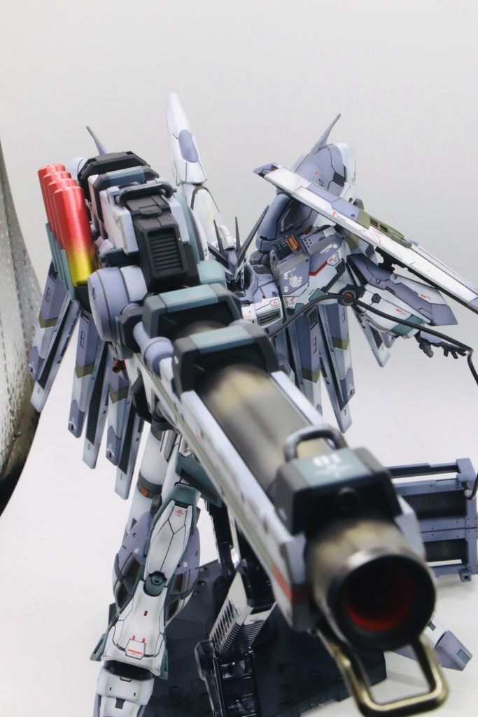 ハイパーメガバズーカランチャーを構えるHi-ν!