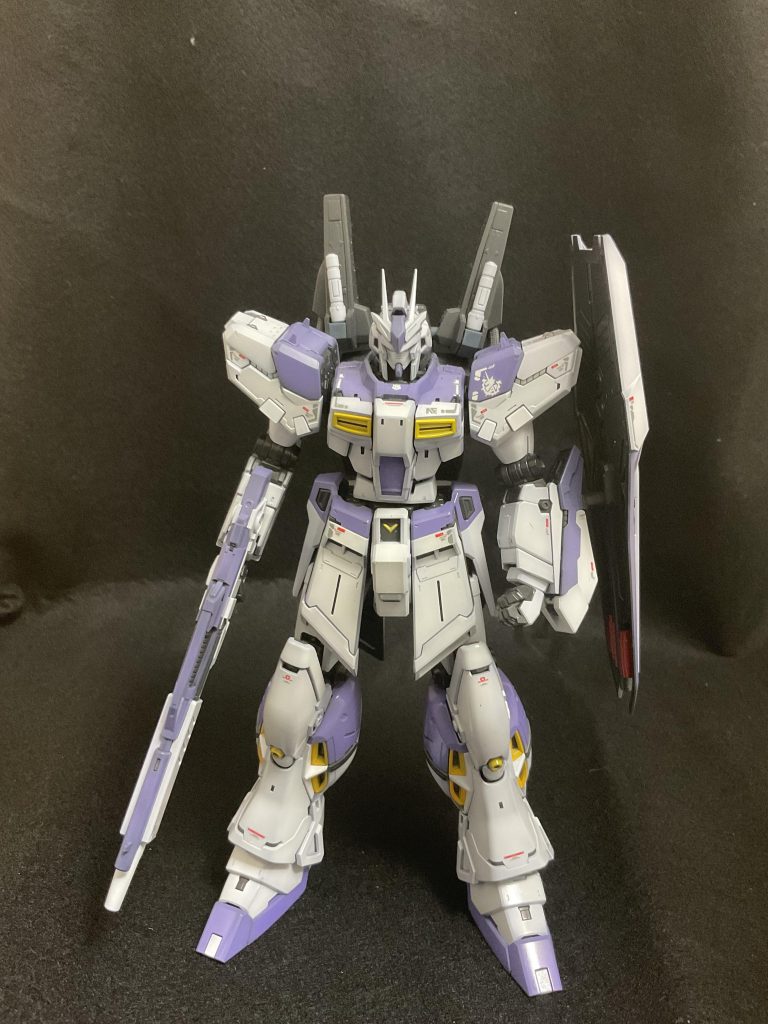 この写真はiPadで撮りました。照明の影響で赤さが出てますが実際の写真は上の青寄りが近いです。実はAndroidの方がこういう撮影向いているのではと思ってしまいます。②アンテナを短くして量産型っぽく。これは量産型νガンダムのパクリですね。角をいじるだけで別機体に見間違えてしまう事もあるほどガンダム界では大事なアイテムですが、ガッツリ切ってヤスってしてしまいました。予備を注文したので思い切ってできましたが、バックパックも変えるなら悪くない改造だと思います。というか元のアンテナ長すぎでは？って思わなくもない。あとシールド、ライフルはνガンダムのものに変えています。量産型化やシンプル化のコンセプトにあわせています。デカールをνガンダムのものに変更する勇気が出なかったのは少し悔しい。