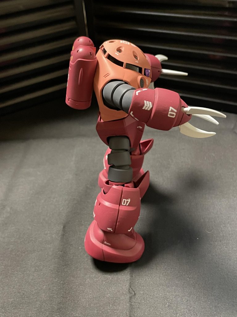 右側面から見た姿です。所々、穴開け加工とかを施してはいるのですが目立ちませんね…