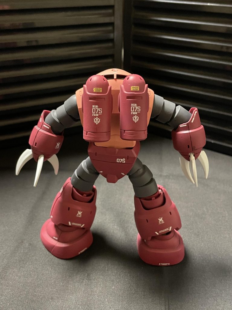 後ろから見た姿です。色々な余り物のデカールを貼り付けています…デカールだけはたくさん持っています。