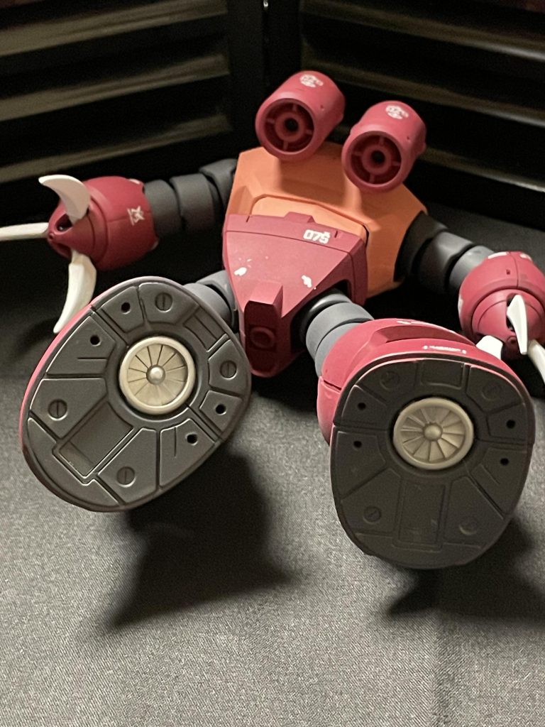 足の裏の塗装も一応塗り分けしています。ピンバイスで穴開け加工とかをしているのですが写真では目立ちませんね。今回の作品が第4作です。少しずつですがプラモデルの制作が上手になったような気がします。まだまだ全然下手ですが…最後まで読んでくれた人ありがとうございました。