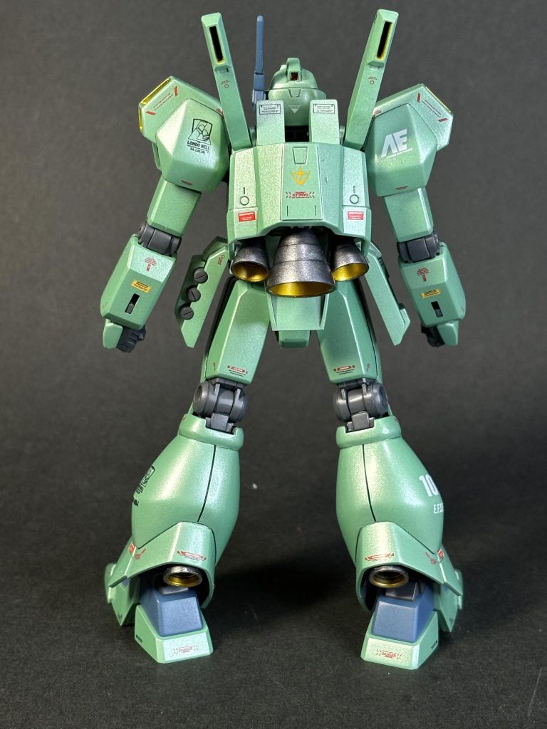 背面。逆襲のシャア版と違うバックパック。