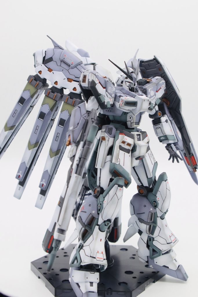 本体のみのショット。元々ディテールの凝っているRGをどうするか。Hi-νガンダムは元々があまりにも完成されすぎたデザイン。そのデザインの邪魔にならないようなディテールアップを意識。まず取り掛かったのは脚部。上半身の元々のディテールに比べて、膝・すねのパーツがのっぺりし過ぎている気がしたのでスジ彫りとレッドポイントを。