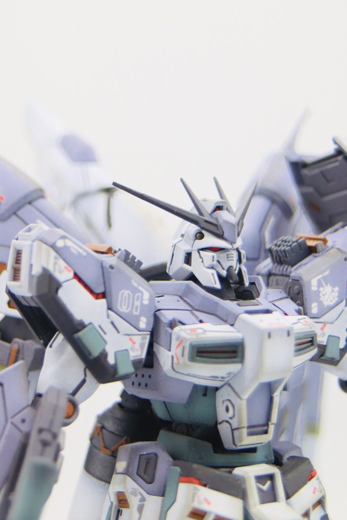 そ他全体に細かなスジ彫りと、随所に赤とブロンズのポイントカラーを入れています。全体的にボヤけた印象のカラーリングなので、このポイントカラーで全体を引き締めています。全体的に元のカラーよりかなり細かく色分けをしています。手間はかかりましたがマスキングを外すあの瞬間はいつも楽しい