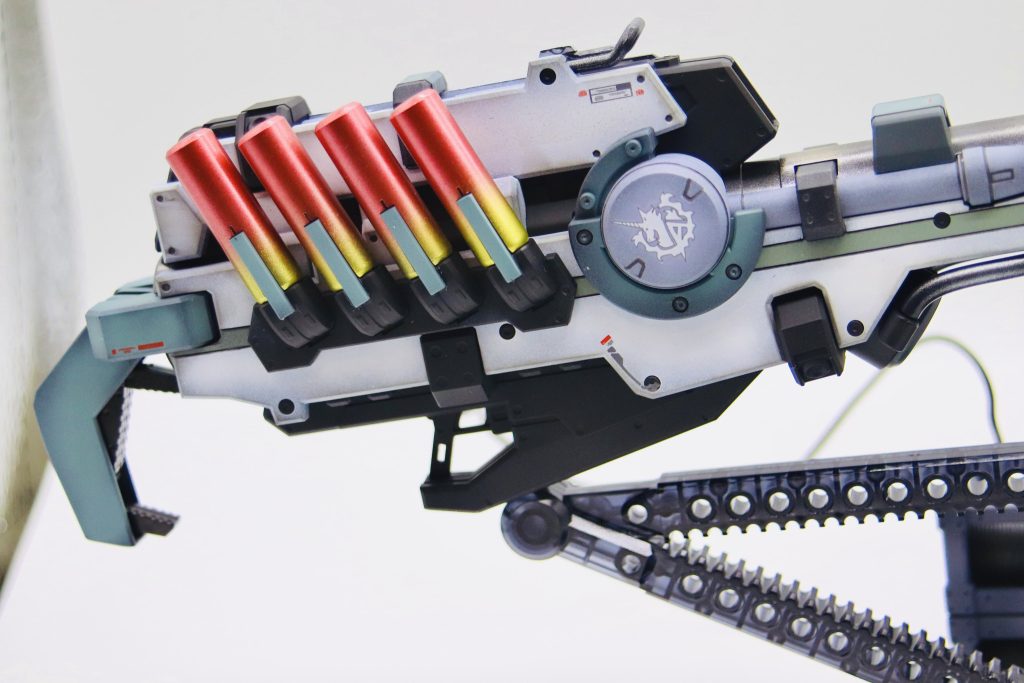 ランチャーに付いてるこのエンジン気筒のような部分のカラーリングはこだわりました。ゴールドとメタルレッドのグラデーション。ここは艶消しではなく、艶ありのクリアーで光沢を。