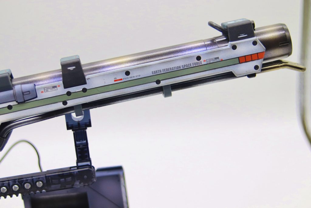 サイドにもこだわり。真ん中に一線本体と同じグリーンを、先端部のレッドはエネルギーのチャージ感を演出するために。