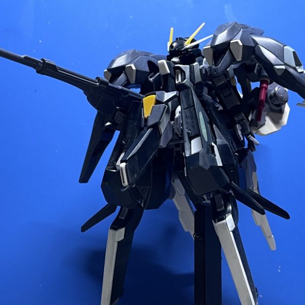 ひっっっっっっっっっっっっさびさのガンプラ制作中。ご無沙汰しておりました。ウーンドウォートを引き撃ち仕様でミキシングです。でっかい工作はせずにフィッティングとバランス調整程度で済ませています。あとはちょこちょことディテールアップして塗装ですね。 ここ最近。フィニッシュ案を思い浮かべながらガンプラを買ってはいましたが素組で放置してばかりでした。というのも工作よりも塗装、それもエアブラシよりも筆塗りにハマってしまいまして。ミニチュアの塗装やリペイントをコチョコチョしてました(模コンもそっち系でエントリー)このウーンドウォートもその延長でやってみたい技法があったので作ったという次第。どうなりますやら。（1枚目）