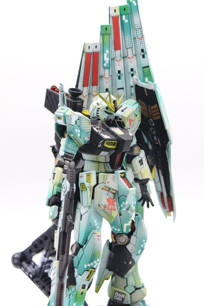 自分なりに考えたアクシズショック時のνガンダムを塗装のみで表現しました。塗装とマーキングシールのみ