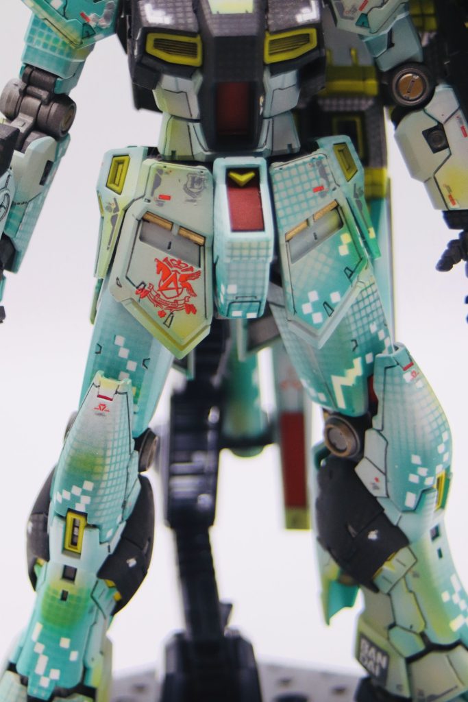 網戸の補修シートを介して塗装することで格子状の模様にしています