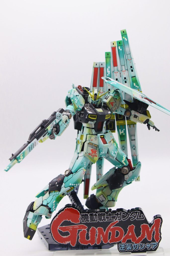 余計な改修は加えておりませんνガンダムのスタイリッシュで完璧なデザインにこれ以上のディテールアップは不要と思い、あくまでカラーリングの工夫だけです。