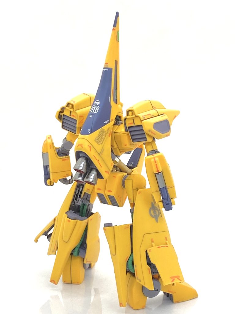 次に塗装ですがメタスは女性的なフォルムですから・・・そのフォルムを崩さない様にしながらも工業的な感じを出したかったので見えそうな装甲裏や関節を全てダグラムカラーのグレーバイオレットで塗りました。至る所に放熱用と思われるのダクトがあり、完成品見本は足裏と共に黄色のままでそれは似合わないと思い、その辺りも全てグレーバイオレットで塗りました。胴体部は3本のアクチュエーターはやはり金属色にしたかったのでゴールドで塗ったり、ハセガワのフィニッシュシートのミラーフィニッシュを貼り、シリンダーを再現しました。鎖骨にある凸ディテールのマスキングは相当面倒で、細切りにした0.5~1mm程度のマスキングテープをチマチマ貼っていますが漏れやすいので注意した方が良いです・・・案の定漏れましたが黄色は成型色なので修正は容易でしたが。背部ユニットは合わせ目が全く無く、塗分けだけでかなり良くなると思います。