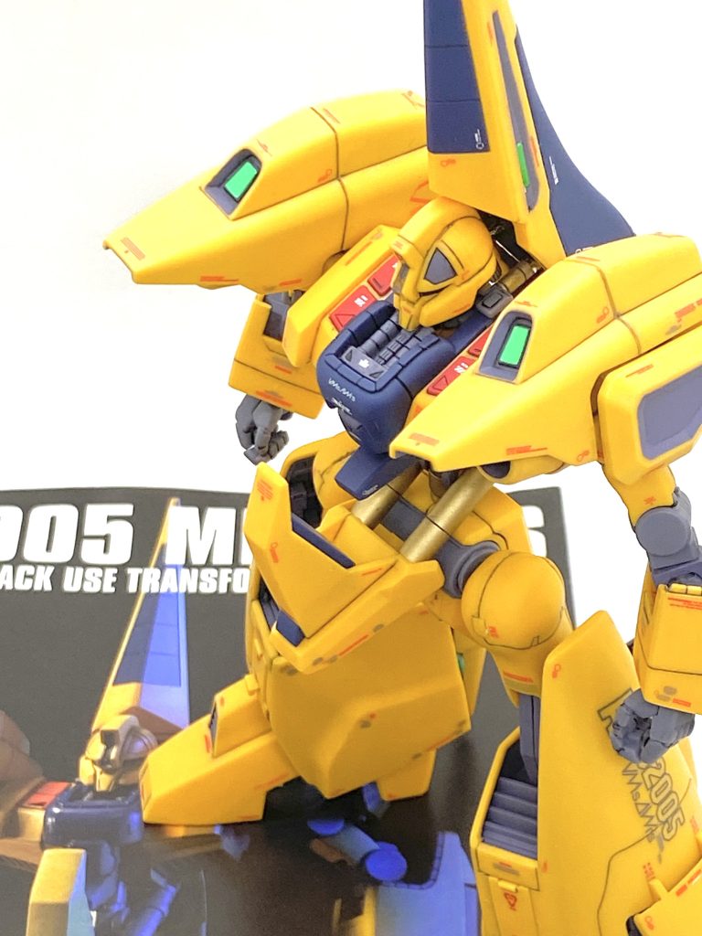 最後は説明書と。正直言ってかなり力を入れて作った割には塗った個所がほぼ見えず、キットのままのモールドもあっさりしてますから「こんな物か?」と思ってしまいました(汗)。見えない箇所に手を入れて苦労したのですが・・・でもカトキハジメ氏のメタスのイラストはほぼ無いから、アーガマやアナハイム・エレクトロニクス社製で変形するMSを意味するVMsAWrs(ヴァモーズ、Variable Mobile-suit And Wave-rider system = モビルスーツとウェイブライダーに変形する機構)のデカールは絶対に貼りたかったのでそれが出来て、尚且つカトキ風に出来たから良かったと思います。合わせ目の多さやABSの取り扱い、塗分けの細かさは大変でしたがズサのミサイル部の塗分けに比べたら全然楽で(笑)、2週間で完成するとは思わなかったです。女性的ながらも工業的なメタスにはなったと自分では思い、Zガンダムや百式と一緒に並べたいと思います。ご覧して頂きありがとうございました。