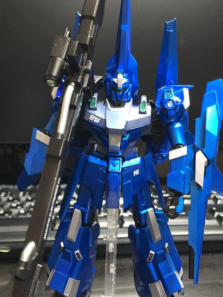 Mr.ホビーの水性塗料でのキャンディ塗装青はグレーサフ→シルバー→クリアブルー胸部はグレーサフ→ティターンズブルー2➕シルバーダクト部はグレーサフ→シルバーティターンズブルー2➕シルバーを1:1で混ぜるとパープルっぽいシルバーになるのが発見でしたフレームと武装は全てメタルブラックで統一しました