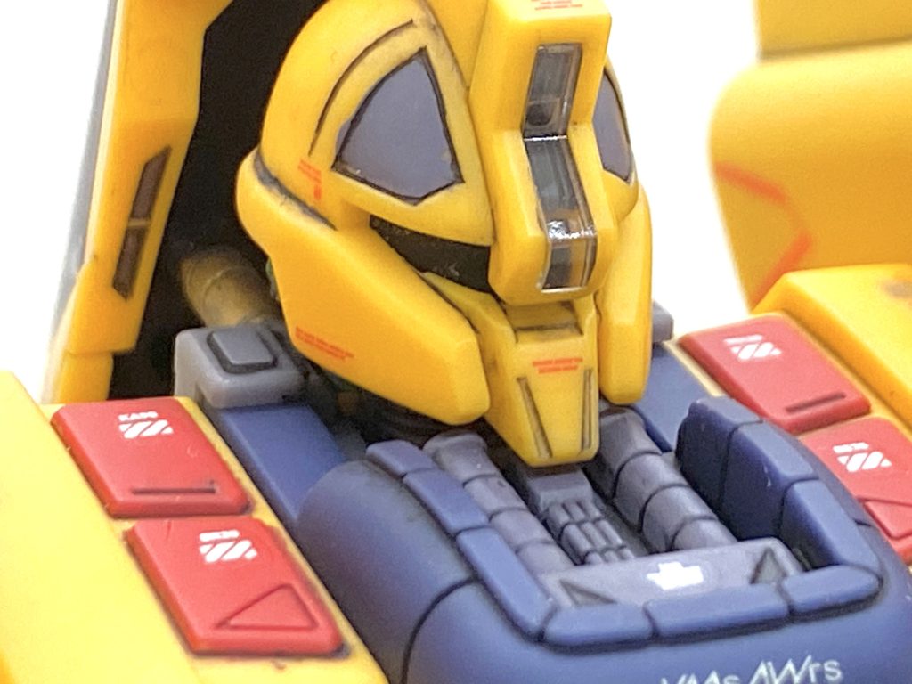 モノアイは定番のクリアーパーツですが・・・全く見えません(笑)。