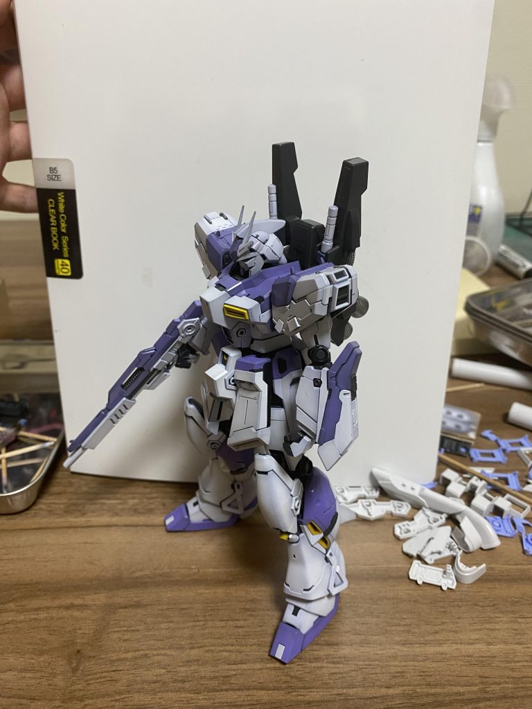 塗装色はパープルグレー、パープルでハイライト、クールホワイトでハイライト＋馴染ませの順で、（めんどくさかったので）紫は2段階目の塗装でストップしています。黄色はマンダリンとイエローの中間色、グレー部はメカサフとパープルグレーの使い分けで何となく分けました。Hi-νと言えば紫かなって何となく思います。でももう少し青に寄せた方が正解っぽかったなと反省。一部スーパーファインシルバー、蛍光ブルーグリーンなどで色分け。RGHi-νガンダムですが、本当はもっと塗り分けをするとめちゃくちゃかっこよくなります。今回はマイスター関田さんに習って派手さを減らそうと思い、落ち着いた配色を狙ったので肩部などは逆に白を多くしました。決して手抜きではないです。ええ。でももう1回作るならグラデじゃない情報量の増やし方をしたいところ。