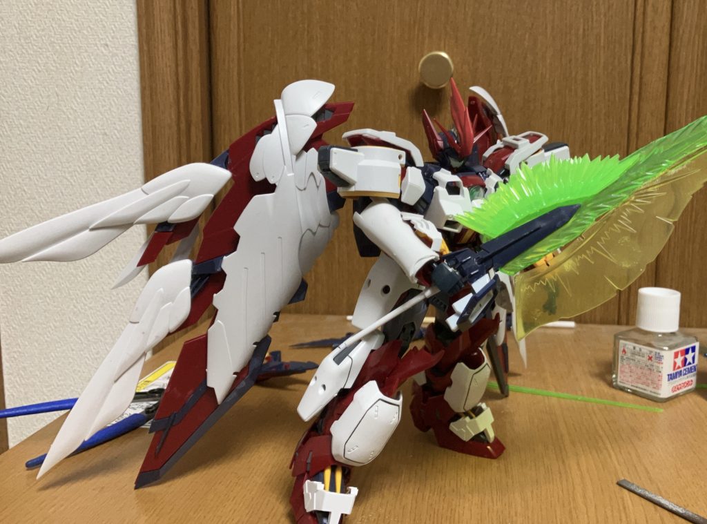 五枚目は、エピオンとトールギスFのパーツを使った改造ですトールギスⅢを改造する前に作った物です初めてのMGの改造で、割と改造しやすかったです