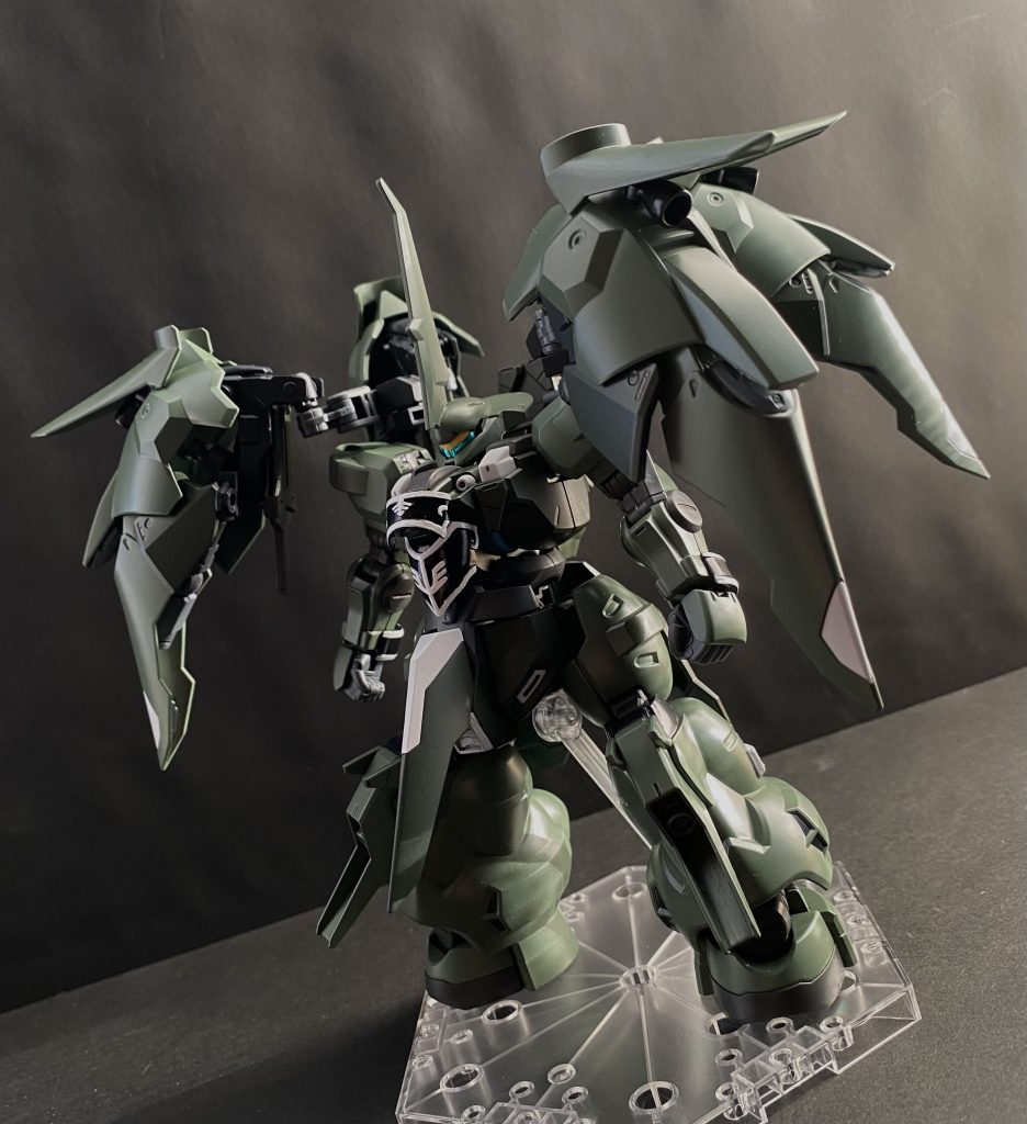 MDN-6632+1 ディランザ･カッティーヤ　はじめに、この機体の開発経緯には、少し変わった事情がある。クワイエット･ゼロ事件(本編最終話)後、解体されたベネリット･グループそれに伴い、アスティカシア高等専門学園内である試みが行なわれた。御三家をはじめとする複数の寮による、技術交流を目的とした他の寮への編入制度である。これによりペイル寮からジェターク寮へ、技術交換生として編入して来たマリィ･クルス･ジンネマンの専用機として組み上げられた機体がこれである。ペイル社の技術と共に、パイロット科の生徒としてやって来た彼女だったが、彼女用の機体は用意できなかった。そんな折、新たにジェタークのCEOとなったグエルが声を発する。CEOの業務に専念する為、MSから降りることを決めたグエルは言う。自分のディランザを使え。と。　そうした経緯から、ディランザにペイルの技術を組み込んで完成したのがこの機体である。その外観、まず目に付くのは機体の四方に装着された、大型のバインダーだろう。シールド、スラスター、ウェポンラック、そして秘めた機能を持ったこのユニットは、外装にディランザ(グエル機)のシールドを使用しているものの、ペイル社の技術が使用され、この機体に高い機動性能を与えている。「物」的には、ガンダムファラクトの推力ユニット、ブラストブースターとほぼ同等の物が四基、飛行性能も非常に高い機体になっている。そして、もうひとつのペイル社の技術として「コラキ」が挙げられる。これもファラクトに搭載されていたものと同等のものだが、本機体にGUNDフォーマットによる技術は一切搭載されておらず、この「コラキ」は、ジェターク社の有する高性能なAI技術によるドローン、スウォーム兵器として稼働する。　一見して大幅な改造が施されたように見えるが、機体本体、ディランザの部分は装甲の追加、若干のデザインの変更のみで、グエル機がそのまま使用されている。そして、もう一つ目に付くのは機体の一部に施された装飾だろう。マリィ曰く、「袖」と呼ばれるこの装飾は、マリィたっての希望により施された。これらの特徴から、この機体は後に「四枚羽」、「袖付き」などと呼ばれることとなる。機体の名前の由来としては、太古の地球文明史においてある制度の第二階級。王族、武人階級の名からとられているらしい。