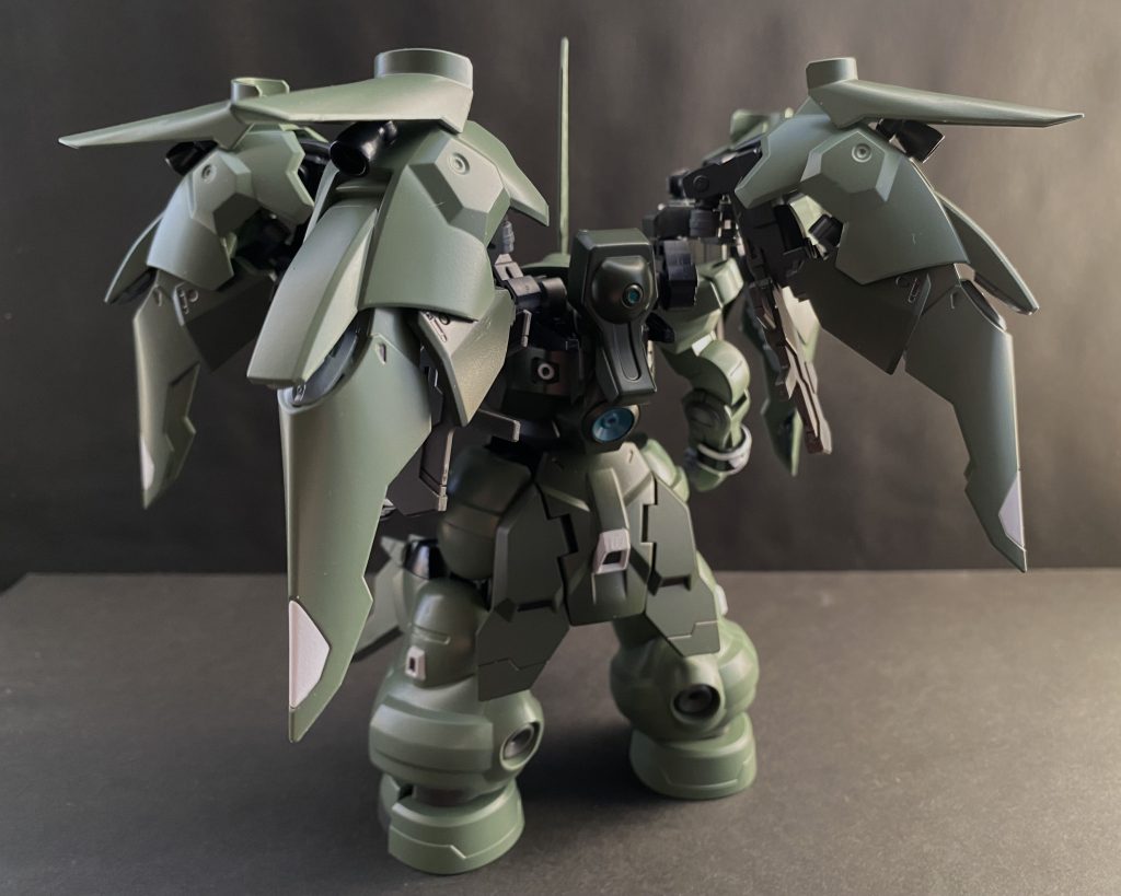 マリィ･クルス･ジンネマン　19歳。彼女は、ペイル社の強化人士研究の被検体の一人だった。クワイエット･ゼロ事件後、ベネリットグループ解体に伴いペイル社はGUND-ARM並びに強化人士研究から撤退した。それによって「廃棄」を待つばかりだった彼女は一転、自由の身となる。最後に社から問われた、望みはあるか。と言う問いに対し、彼女は言う。一人の人として、いち生徒として学校に通いたい。と、そうしてアスティカシア学園のペイル寮へと編入した彼女は、程なく技術交換生としてジェターク寮へ編入する。　エラン･ケレス、グエル･ジェタークらと親交を持つという事は、地球寮の面々とも親交を持つこととほぼ同じだったと言えるだろう。そこで彼女は「株式会社ガンダム」の存在を知る。強化人士としてGUND-ARM。それに関係する様々な物に対し、恐れ、憎しみ、嫌悪感、ネガティブな感情を抱く彼女だったが、GUND-ARM技術を医療へ転換すると言う社の方針。そして何より、地球寮の生徒たちに惹かれた彼女は、株式会社ガンダムへの入社を希望する。自身に刻まれた強化人士としての呪い、GUND技術への負の感情を乗り越えるために。　19歳ではあるが新入生、一年生として学園に入った彼女。成績優秀、スポーツ万能とまさに文武両道を体現しており、非常に優秀な生徒として多方面から注目されているが、彼女はそれをよく思っていないようだ。ちなみに彼女が強化人士である事は伏せられている。また、そのルックスから、男女問わず多くの生徒らから興味を抱かれるものの、その身に纏う雰囲気(眉間にしわを寄せ、いつも深刻な表情を、つまりは仏頂面)により、軽い気持ちで声をかけることの出来る豪のものはいないようだ。株式会社ガンダムに入社後は、彼女とお近づきになりたい一心で入社を希望する男子生徒が増えたものの、そういった生徒は、チュアチュリー･パンランチ(自称)面接官に光の速さで不採用が言い渡される。ちなみにパイロット科の生徒だった場合、グラハムとの決闘もオマケで付いてくる。