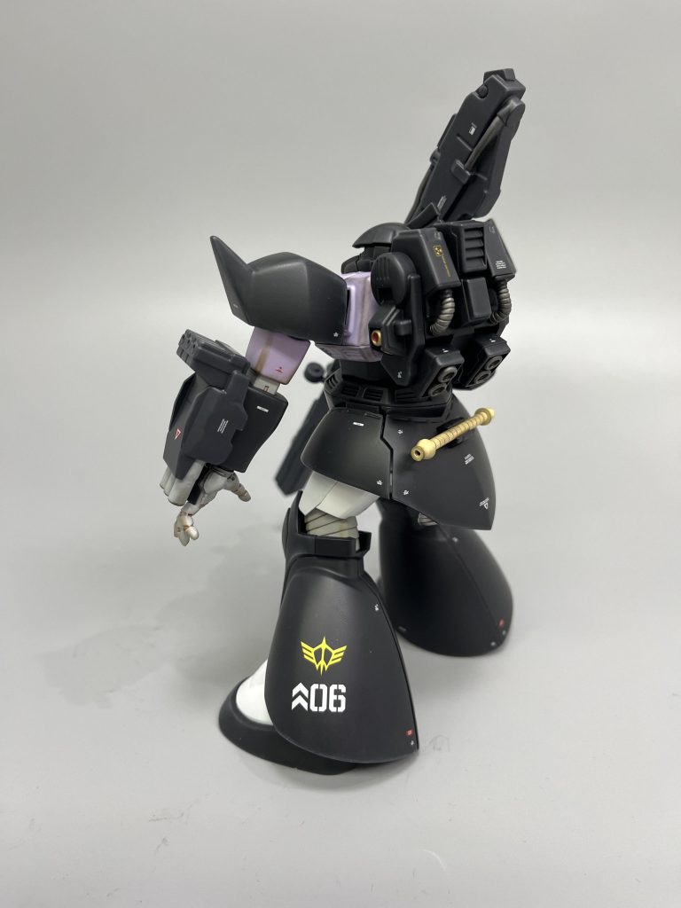 武器は他キットの余剰品のビームバズーカと3連ランチャーを使用してみました。