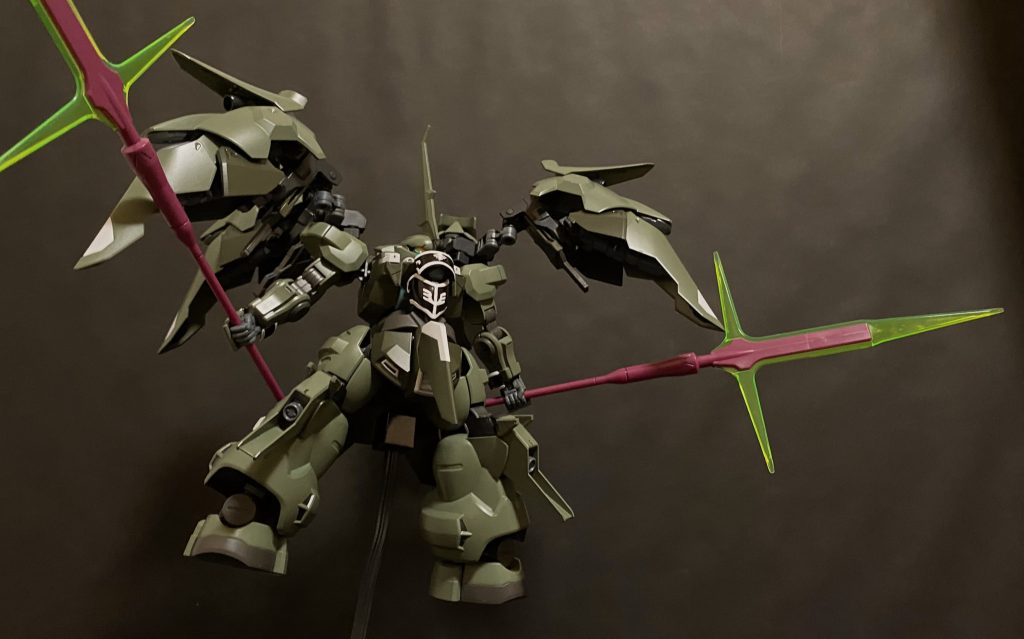 　宇宙空間に、二筋の光が走る。　その光は、時には緩やかなカーブを描き。時には、雷のようにジグザグの軌道を描く。その光の先には、二機のMS。宇宙に溶け込むかのような、漆黒の機体。そして、四枚の羽を広げたかの様な緑色の機体。それらは、追いつ追われつ、位置を入れ替えながら何度もぶつかり合うように、スラスターの光を交錯させる。　「決闘」が始まってすぐ、マリィは気付く。相手の異様さ、異常さに。互いの決闘開始位置は、それなりの距離があったはずだ。にもかかわらず、会敵時間が「速いッ」　口先だけではない、か、そう言ってマリィはスロットルを上げ、フットペダルを踏み込む。それと同時に彼女の乗ったMSは、大型のバインダーを「四方」に展開する。まるで四枚の羽を広げるように、広がったバインダーの陰からジェターク社の有する「ディランザ」が姿を現す。そのディランザは、鈍重そうな見た目にそぐわない鋭い加速で、漆黒の機体へと向かっていく。　四枚の羽。バインダーを巧みに使い、見た目からは想像出来ないジグザグの機動で、目前に迫り来る漆黒の機体、「ハインドリーブシドースペシャルスサノオウ」に向かっていく。その両の手にビームパルチザンを構えて。