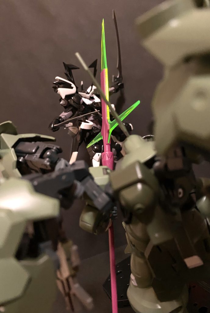 　空を切るビームパルチザンの残像がモニターに残る。大振りなビームパルチザンの攻撃は、素早いスサノオウの動きに、その手に持つ二振りのブレードに払われ、いなされてしまう。しかし、それとは逆に、近距離での斬撃がメインのスサノオウの攻撃は、ビームパルチザンの長い柄で、まるで生き物のように動く四枚の羽。シールドを兼ねたバインダーが全ての斬撃を防ぐ。「身持ちが硬いな、好意を抱くよ、興味以上の対象だと言うことだ！」　そう叫ぶグラハムのスサノオウに、ディランザがぶつかる。四枚のバインダーにより、倍近い質量の体当たり。そのまま弾かれたスサノオウに、ビームパルチザンを構え突進する。この質量差だ、パイロットはシェイクされている。体勢を整える前に決めさせてもらう。　カスタムされたハインドリーの凄まじいまでの機動力は、加速性能は、MSのセンサー探知速度を超える。吹き飛ばされ、シェイクされたコクピットの中、無意識のうちに操縦桿を操り機体を加速させながら、グラハムは叫ぶ。「見事な動きだ。自分が乙女座であったことをこれほど嬉しく思ったことはない！」　目の前から消えるように加速するスサノオウを辛うじてモニターに捉えながら、随分と話す男だ。と、呟いたマリィは一転、距離を取るように機体を旋回させていく。それと同時に胸部のビームバルカンがスサノオウの軌道を追う。「ほう、我慢比べか、…しかし、私は我慢弱い！」　急に距離を取り、先ほどとは打って変わっての射撃戦。それをグラハムは許さない、許すはずもない。一見出鱈目だが、全ての火線を躱し突っ込んでくるスサノオウ。だが、モニターいっぱいになったスサノオウを見て尚、マリィは冷静だ。　流れるようにパネルをタッチしていく、マリィのしなやかな指は、AIをオンラインに、新たなシステムを立ち上げる。新たにモニターに表示された赤い文字は、こう綴られる。「システム　ラージャニヤ」