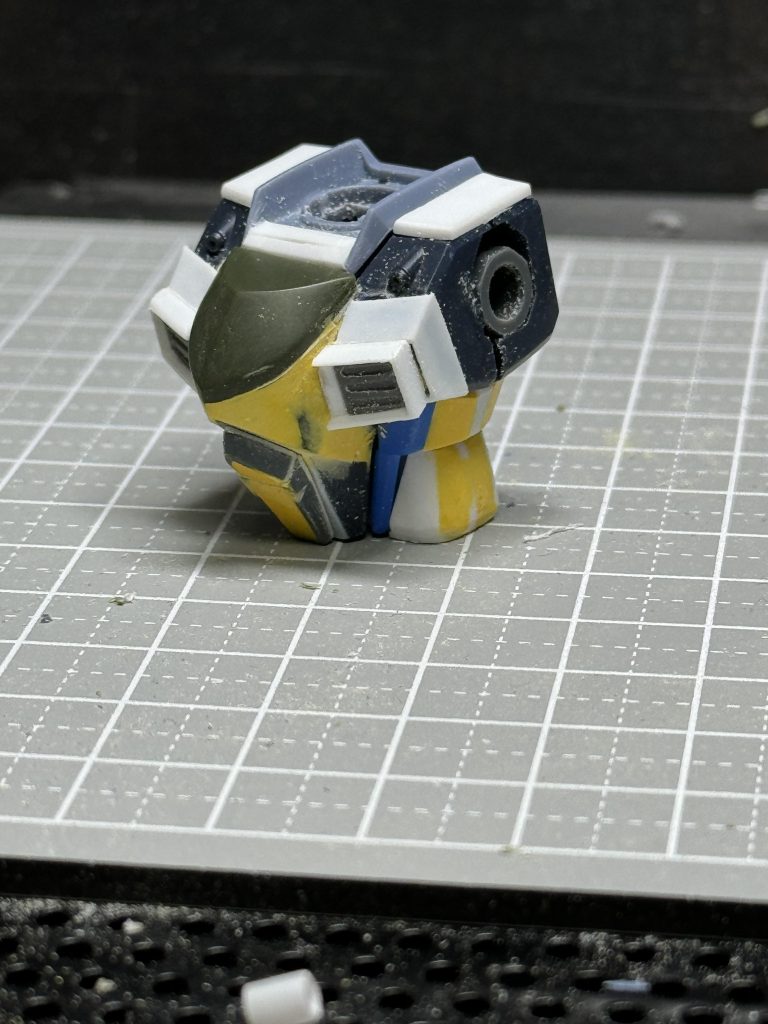 胸部。HGCEフリーダムガンダムの胴体にゲイツの胸部パーツを加工取り付けました。