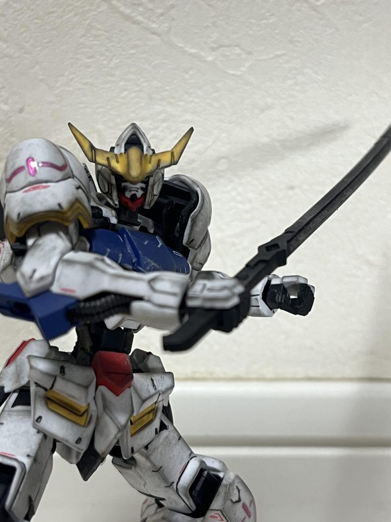 胸、肩、膝のリンゴマークは、シルバーを塗ってから、ピンクに色付けしたレジンを持ってみました。