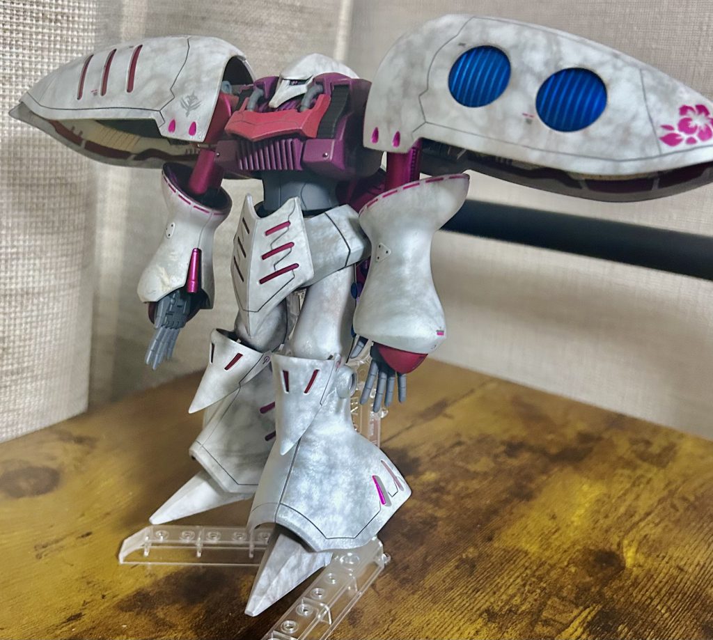 デカールは市販の水性デカール。ピンクの花が可愛かったので思い切ってつけてみました。