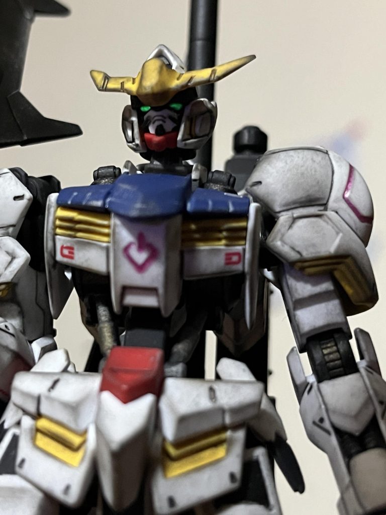 カメラアイはレジンを盛って、蛍光グリーンを塗りました。
ブラックライトで光ります。
黄色いアンテナはぼやけてしまうので、縁どりを意識して仕上げてみました。