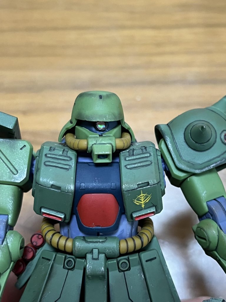 モノアイはプラ棒にHアイズを埋め込んで、ハイキューパーツのオーロラグリーンフィルムを貼ってみたものの
レッドではなくグリーンに発光してしまい不本意に…