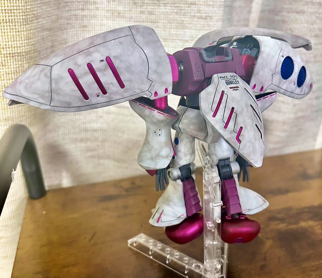 背面にキュベレイのロゴのデカールを貼ってます。 