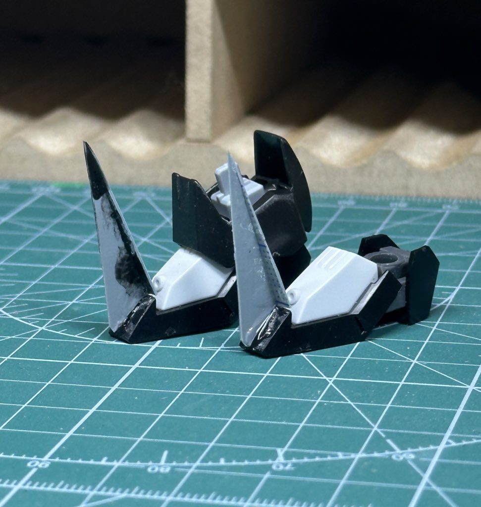 そのままパテでやるのは無理なのでプラ板でおおよその形と位置を決めます